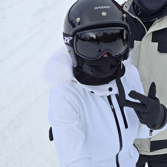 Sleek Black Ski Goggles - Picture 5 of 5